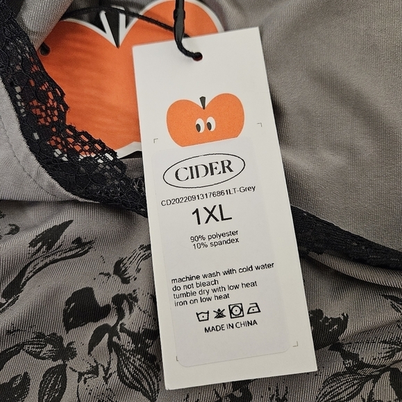 Cider Square Neck Lace Trim Skull and Flowers Long Sleeve Top in Gray Sz 1X NWT - Picture 13 of 13